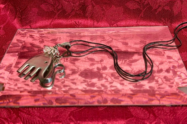 Elephant-necklace-Angele.jpg